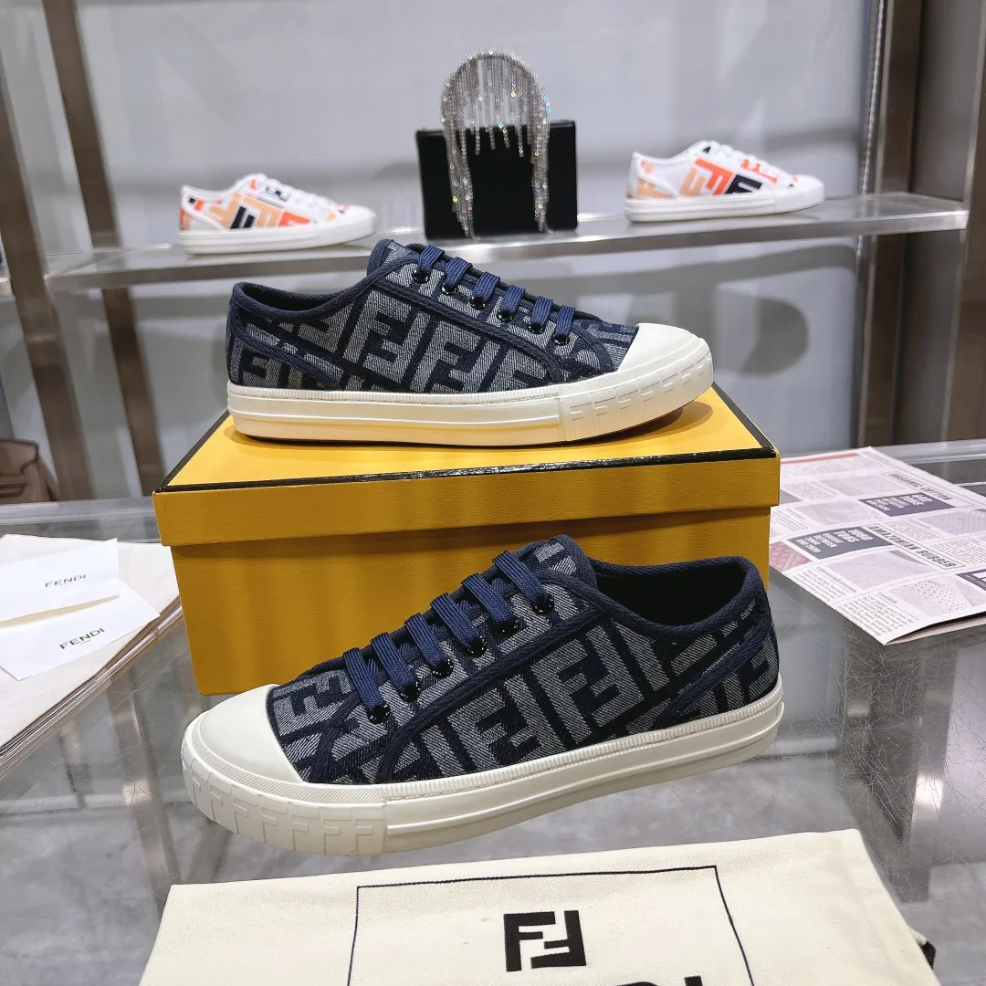 Couple style 💰460❤️Fendi Fendi's latest couple canvas shoes ❑ Fabric: Original customized imported jacquard canvas material ❑ Inner lining: Imported canvas material ❑ Sole: Original molded non-slip TPU outsole ❑ Bottom thickness: 2.5cm ❑ Size: Women's 35-40/Men's 39-45